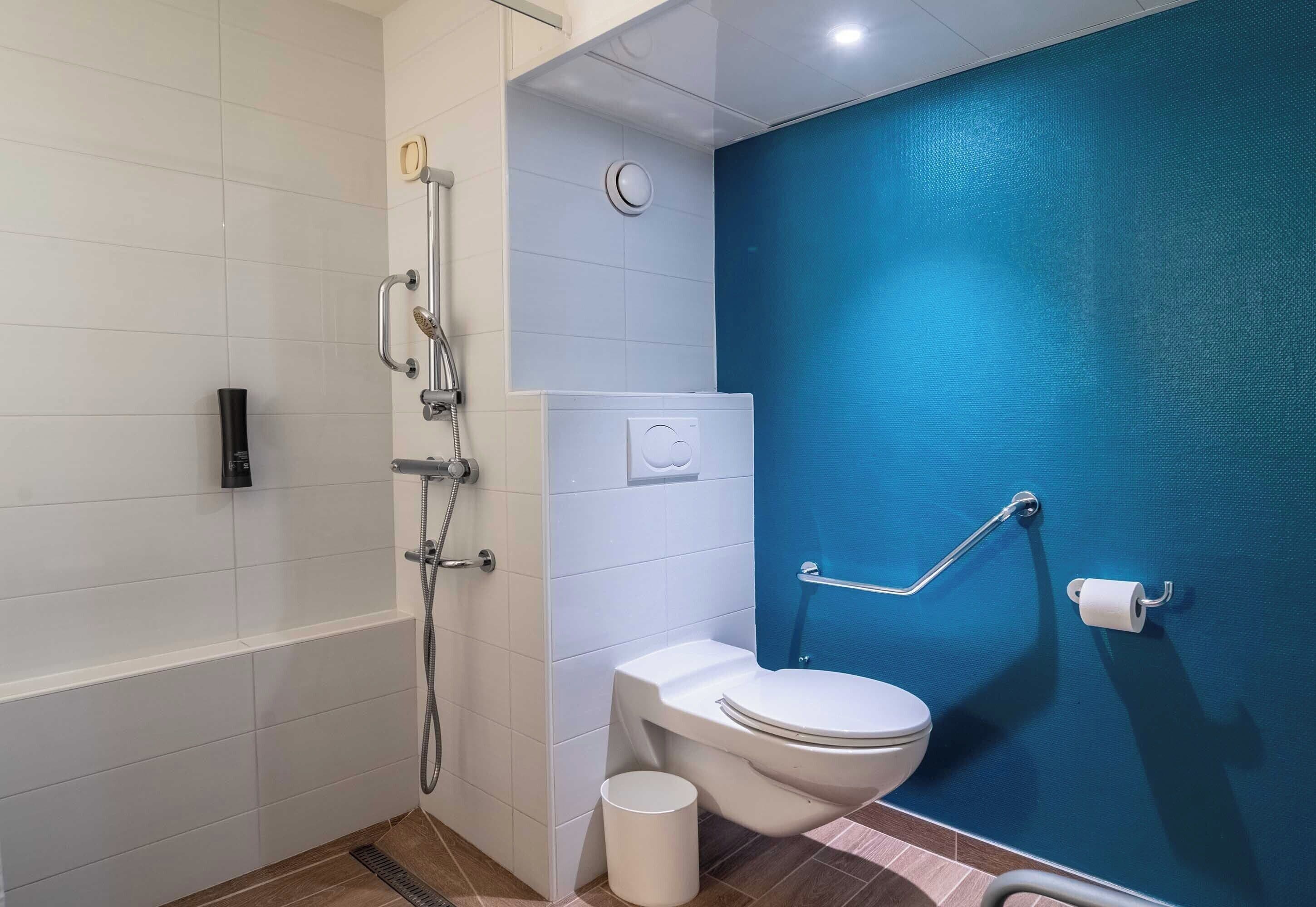 standard double room, mobility accessible, non smoking | bathroom | eco-friendly toiletries, hair dryer, towels