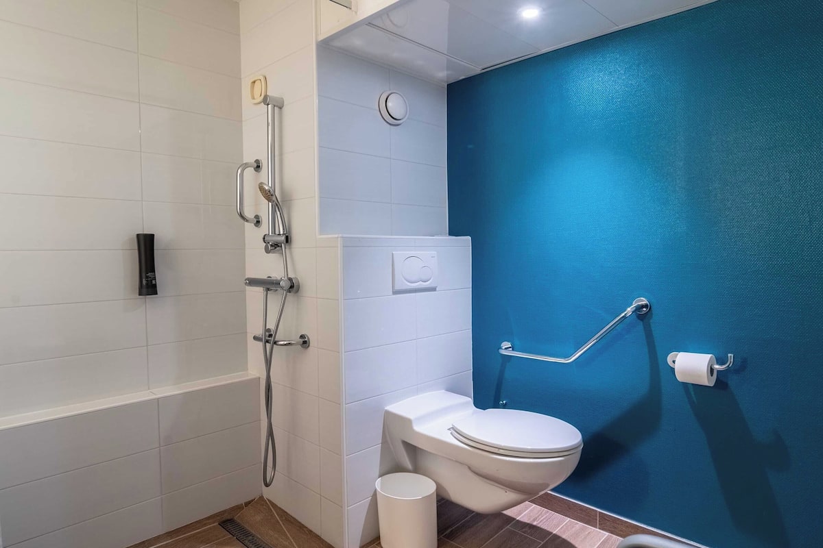 standard double room, mobility accessible, non smoking | bathroom | eco-friendly toiletries, hair dryer, towels