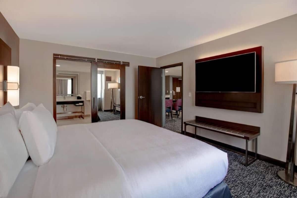 Hypo-allergenic bedding, pillowtop beds, in-room safe, desk