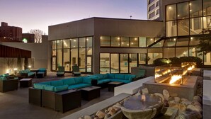 An outdoor lounge area with seating and a fire feature. - Embassy Suites by Hilton Oklahoma City Northwest (Oklahoma City)