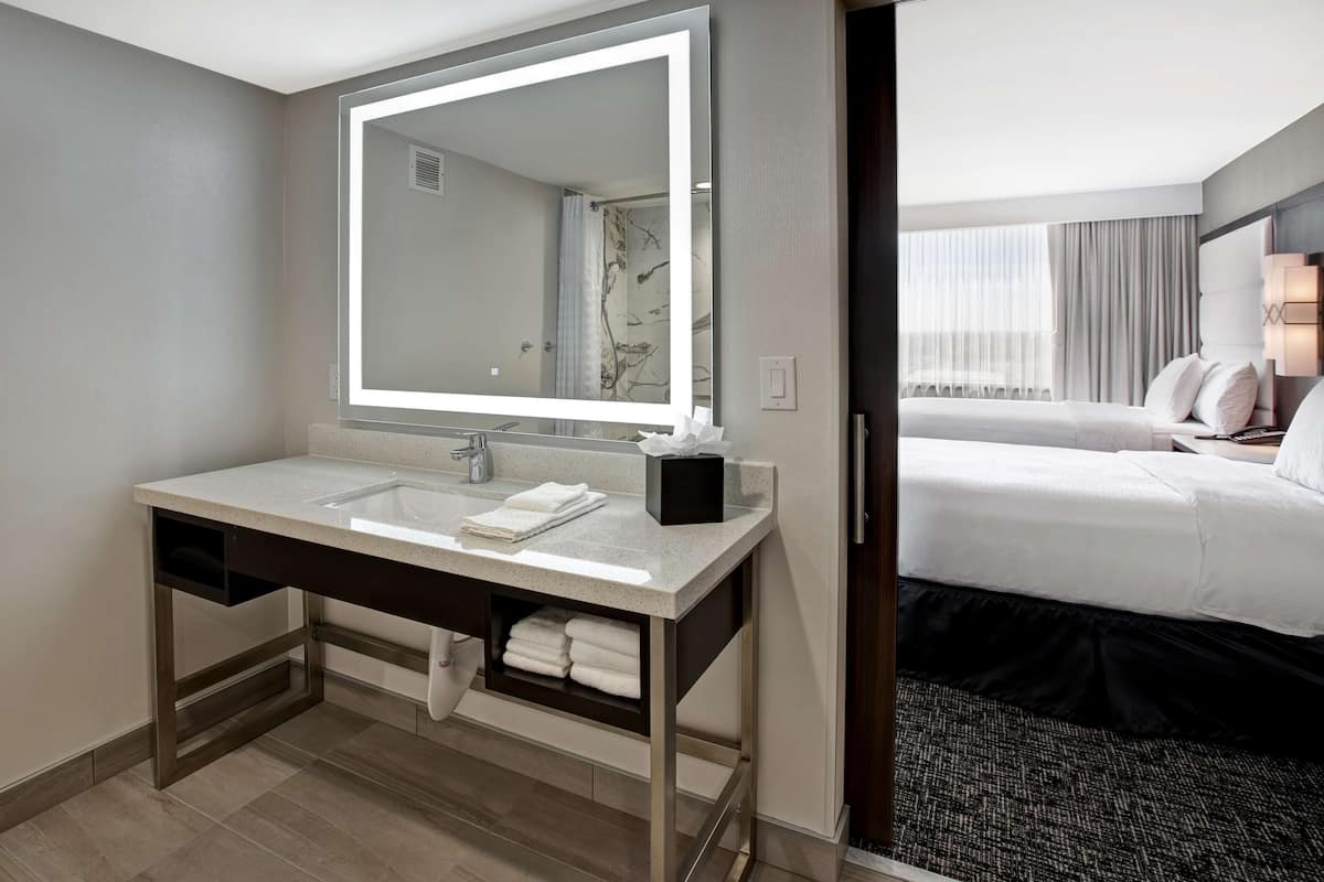 combined shower/bathtub, hair dryer, towels
