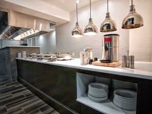 Buffet déjeuner gratuit tous les jours