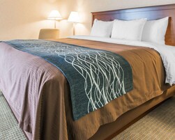 Colchones con pillow-top y caja de seguridad en la habitación 