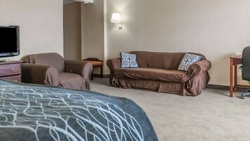 Nệm có lớp đệm bông, két bảo mật tại phòng, bàn