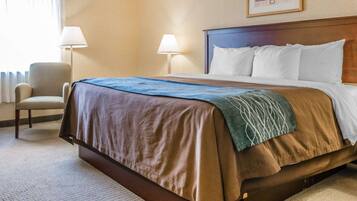 Nệm có lớp đệm bông, két bảo mật tại phòng, bàn