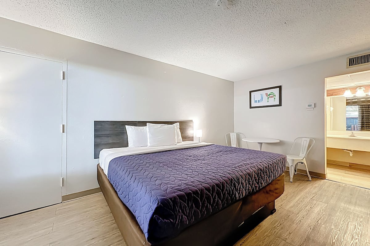 1 bedroom, desk, free WiFi, bed sheets