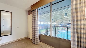 Deluxe Room, 1 King Bed, Non Smoking | 1 bedroom, desk, free WiFi, bed sheets