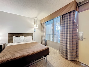 Quarto luxo, 2 camas de casal, para não fumantes | 1 quarto, escrivaninha, Wi-Fi de cortesia, roupa de cama