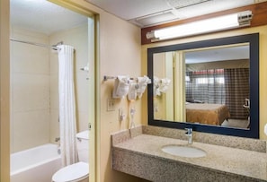 Combined shower/bathtub, hair dryer, towels