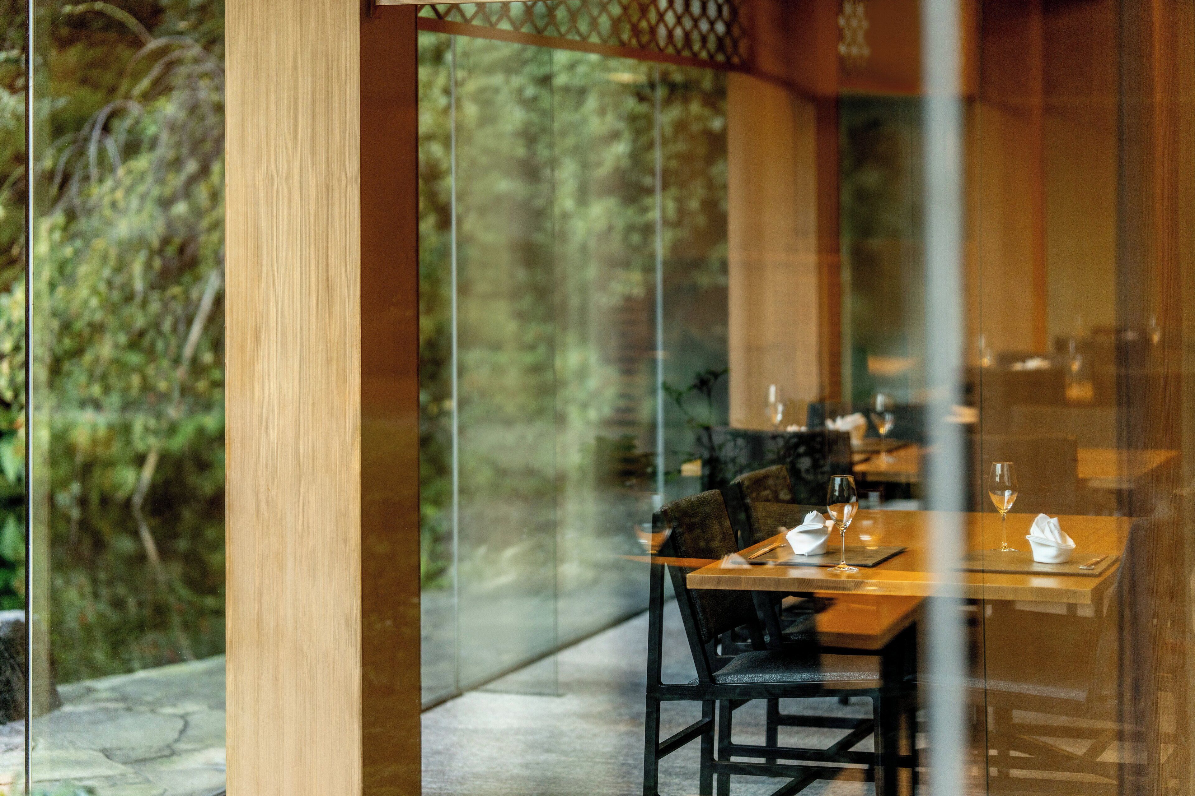 9 restaurants, breakfast, lunch, dinner served; fusion cuisine