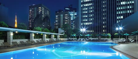 Seasonal outdoor pool, pool umbrellas