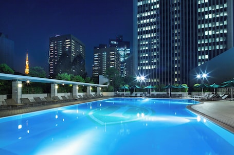 Una piscina al aire libre de temporada