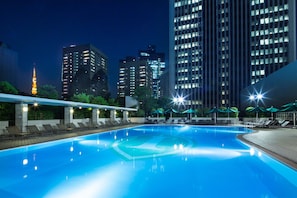 Seasonal outdoor pool, pool umbrellas