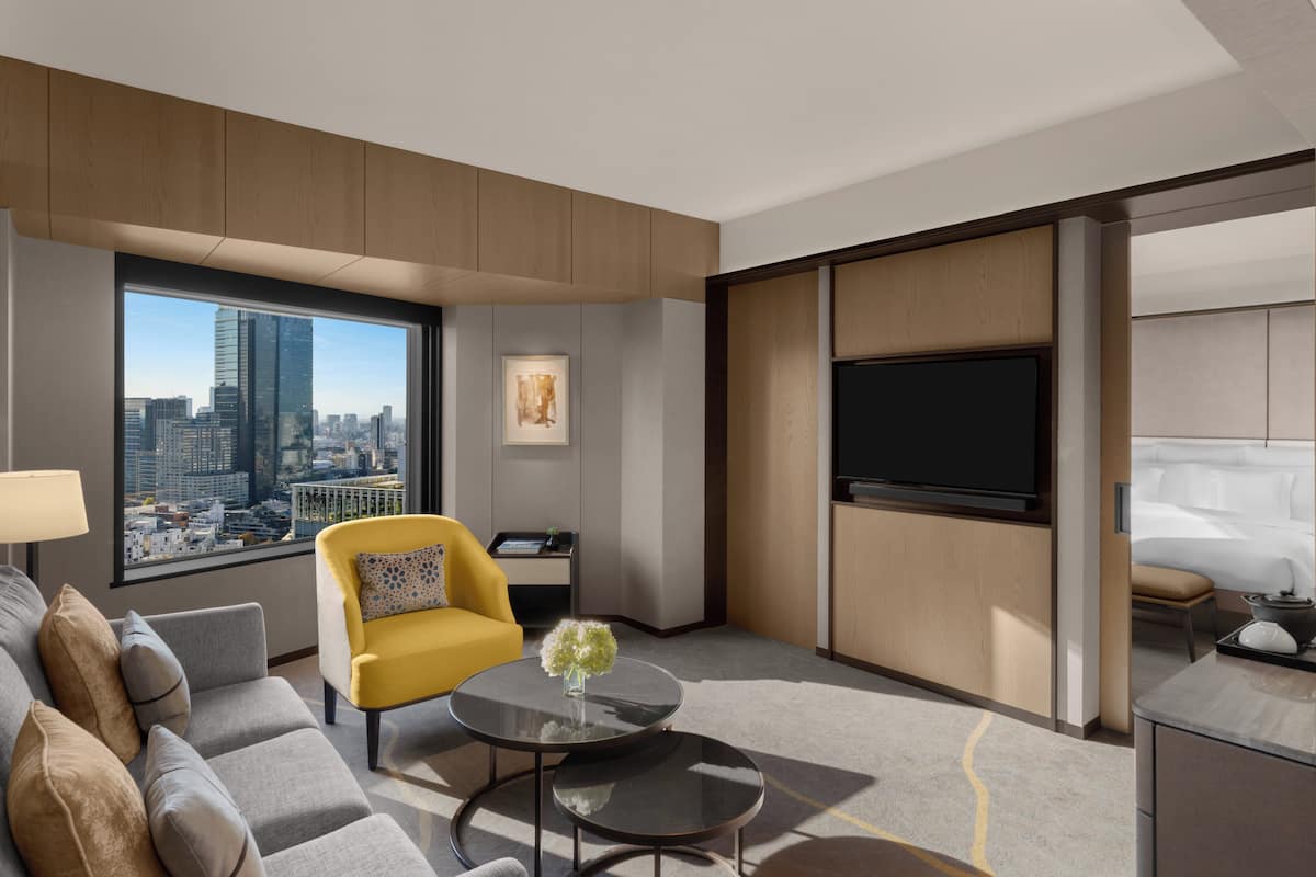 Suite, 1 très grand lit, accès au salon club (Tori) | 1 chambre, minibar, coffres-forts dans les chambres