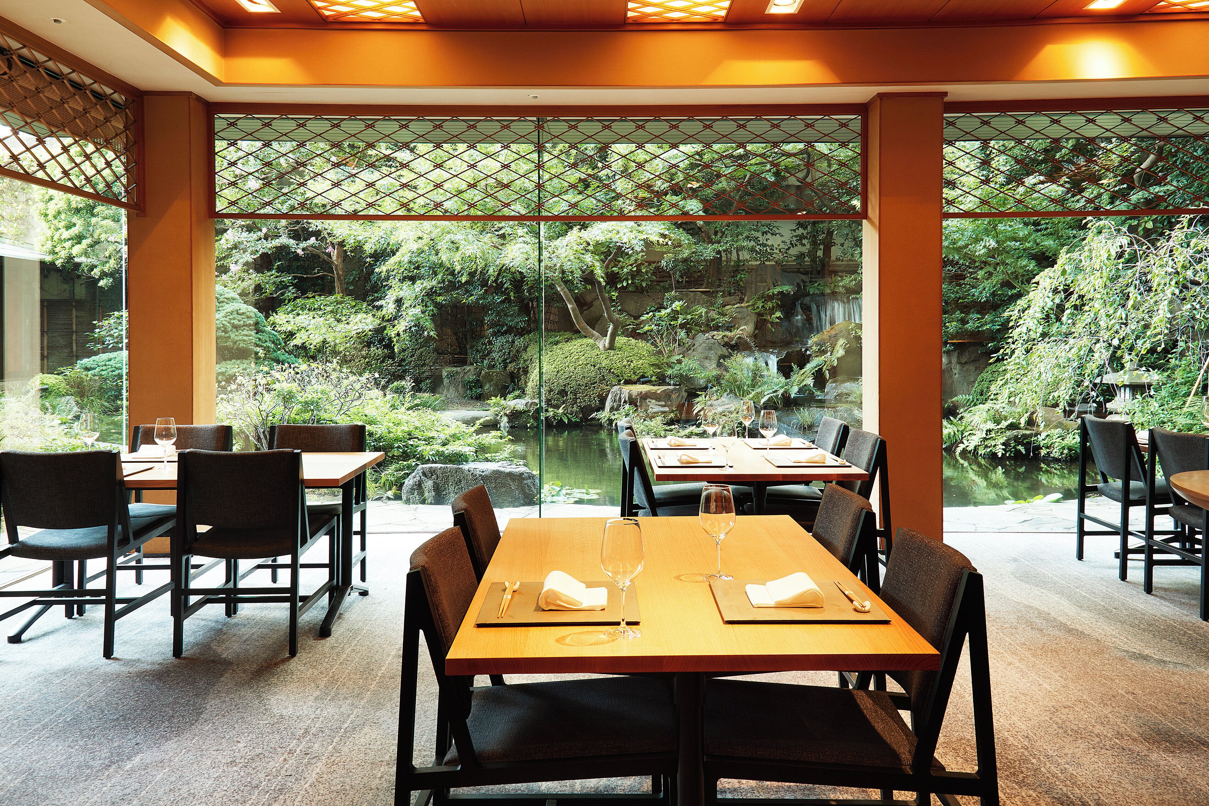 9 restaurants; breakfast, lunch, dinner, and brunch served