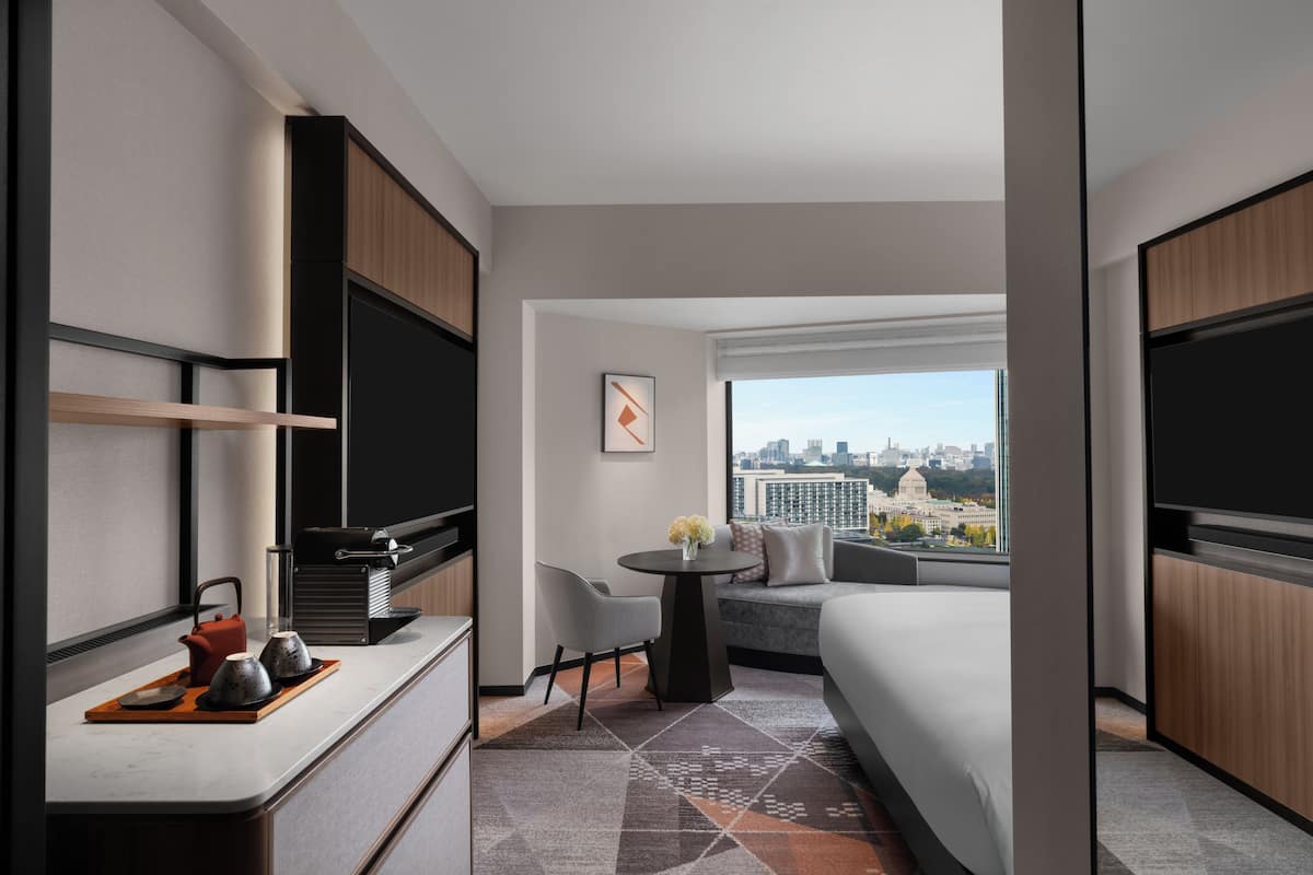 Premium Room, 1 King Bed, Club Lounge Access (Bath) | 1 bedroom, minibar, in-room safe, iron/ironing board