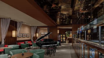 Eine Bar mit Klavier, grünen Sitzgelegenheiten und einer Glaskonstruktion zur Präsentation von Flaschen.