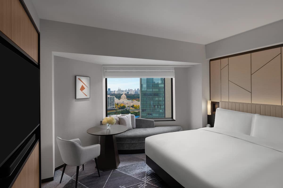 1 kamar tidur, minibar, brankas, dan setrika/meja setrika