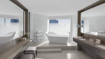 Suite, varias camas, con acceso al salón lounge del club (Miyabi) | Baño | Amenidades de baño ecológicas, secadora de cabello, pantuflas, bidet