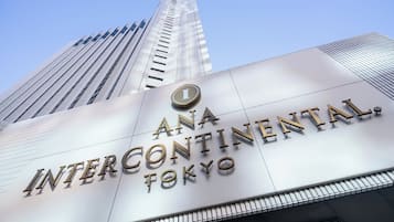 ANA Intercontinental Tokion ulkokuva, jossa on selkeästi näkyvissä suuri numero ’1’ ja hotellin nimi ’ANA Intercontinental Tokyo’, joka on sijoitettu heijastavaan pintaan.