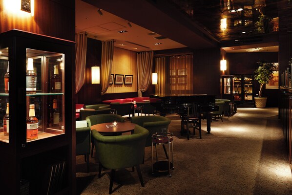9 restaurants, breakfast, lunch, dinner served; Fusion cuisine 