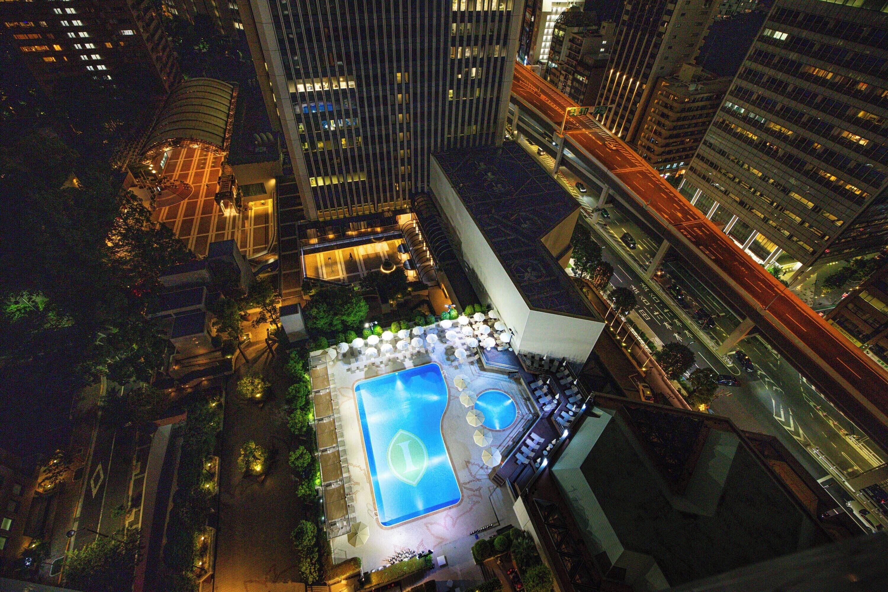Una piscina al aire libre de temporada