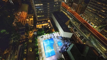 Una piscina al aire libre de temporada