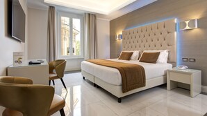 Una habitación de hotel moderna con una cama grande, un escritorio y una silla.