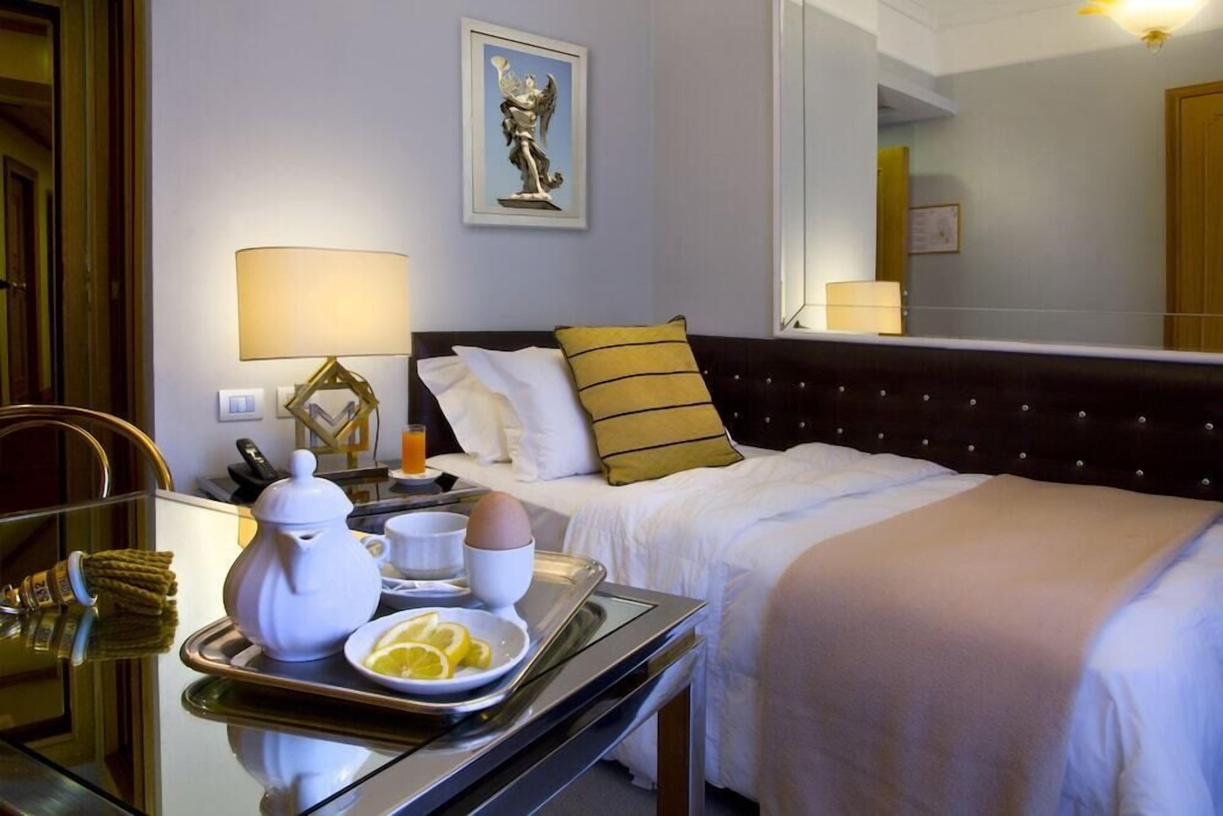 Luxe beddengoed, een minibar, een kluis op de kamer, een bureau