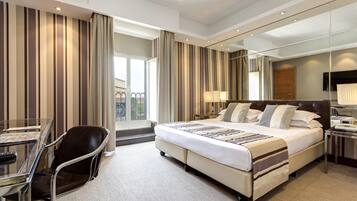 Sengetøy av topp kvalitet, minibar, safe på rommet og skrivebord