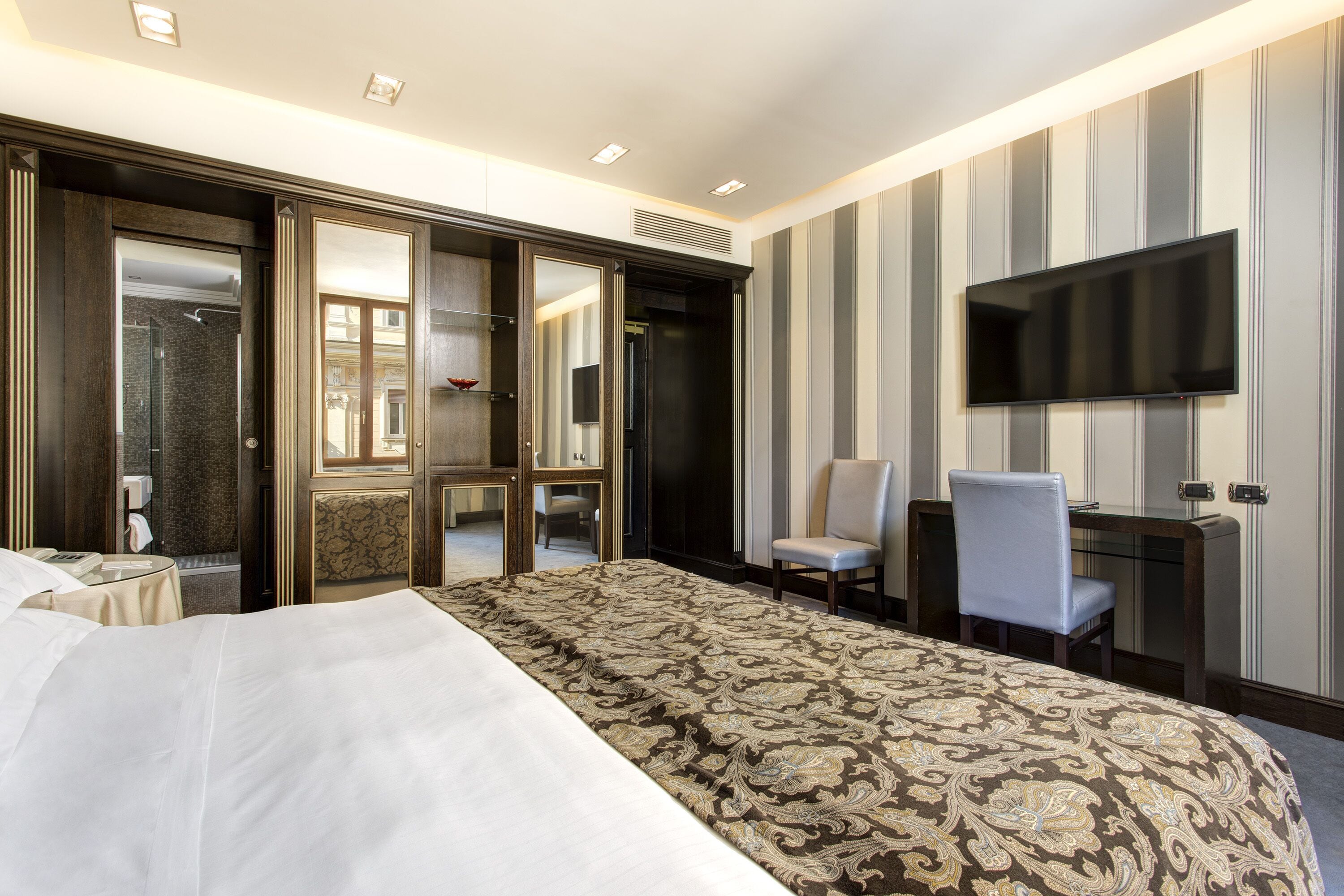deluxe double or twin room, 1 king bed | 1 bedroom, premium bedding, minibar, in-room safe