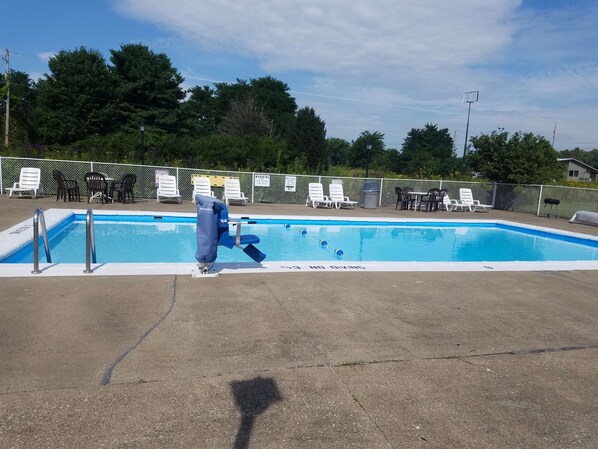 Una piscina al aire libre de temporada