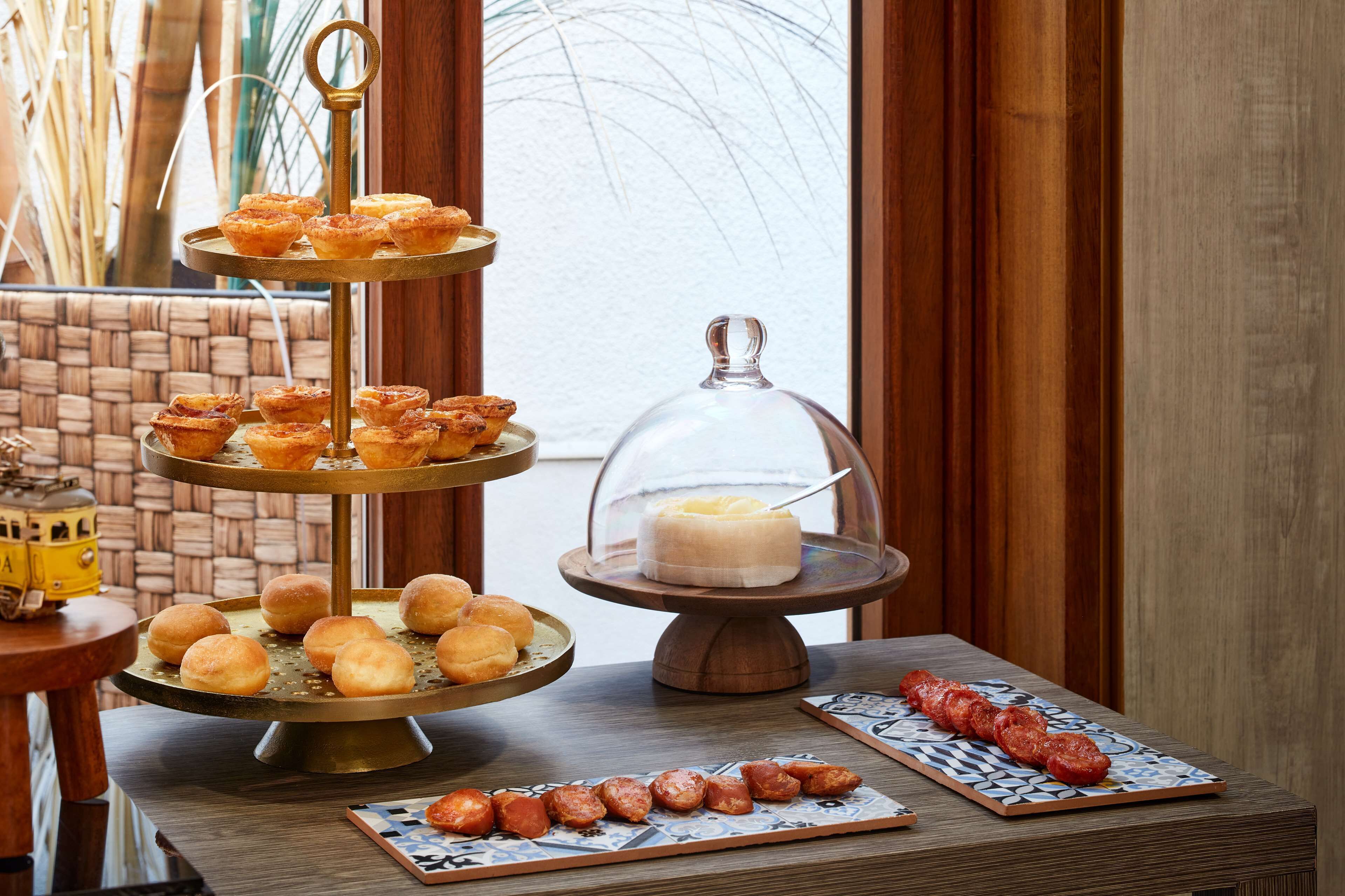 daily buffet breakfast for a fee