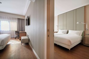 Minibar, in-room safe, desk, blackout curtains - NH Lisboa Campo Grande (Lisbon)