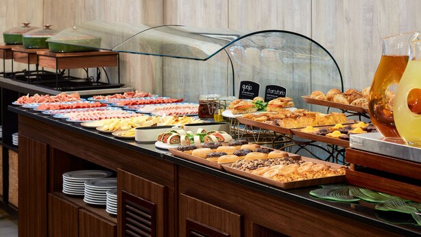 Un buffet proposant une variété de plats et une vitrine réfrigérée.