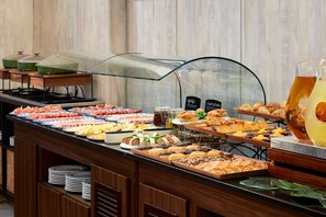 Tägliches Frühstücksbuffet gegen Gebühr