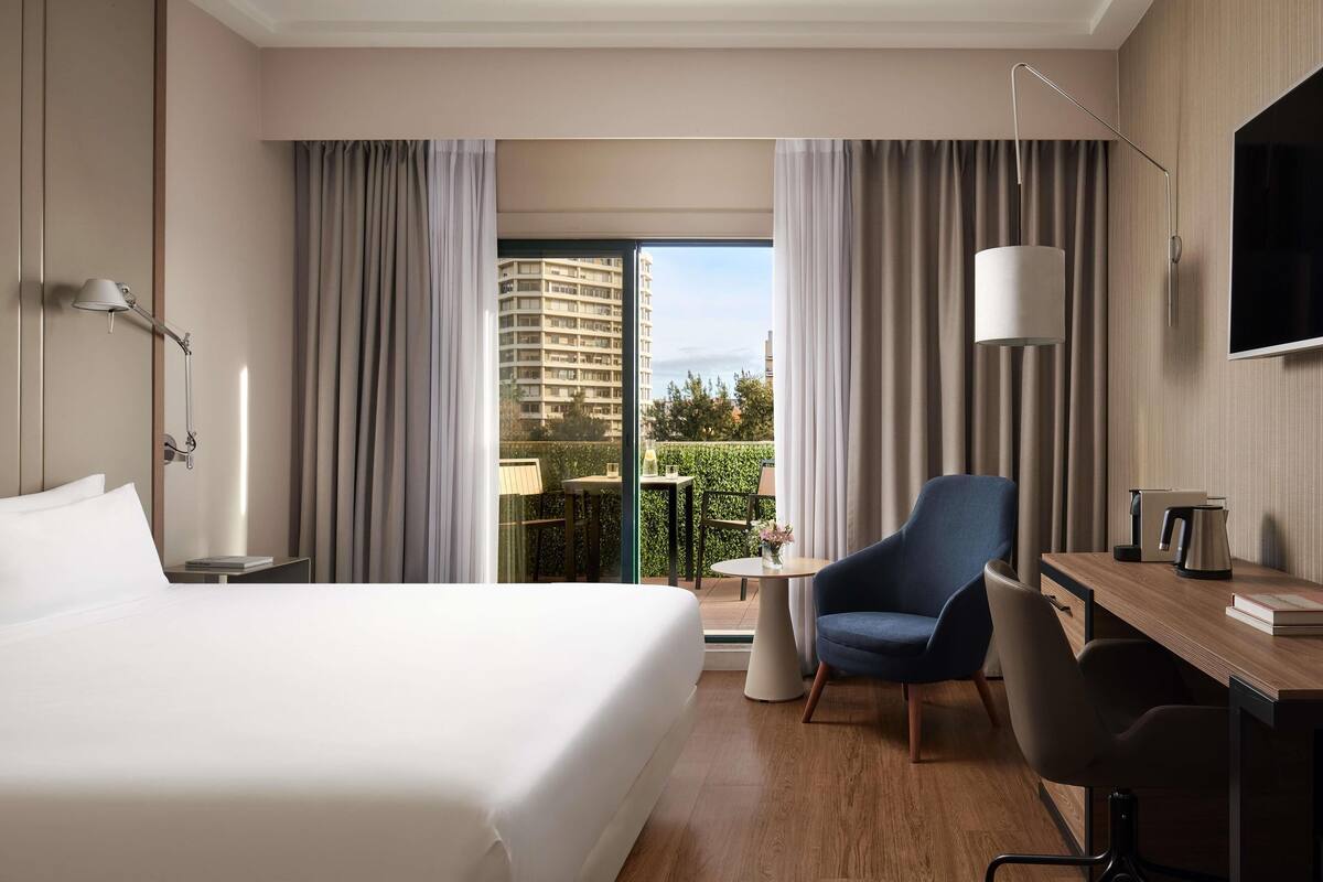Kamar Superior, teras | Minibar, brankas, meja kerja, dan tirai kedap cahaya
