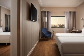 ミニバー、セーフティボックス (室内)、デスク、遮光カーテン