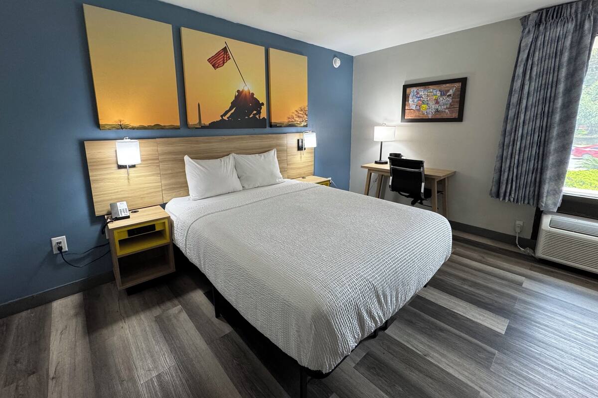 Room, 1 Queen Bed, Non Smoking | Desk, blackout drapes, WiFi (free), bed sheets
