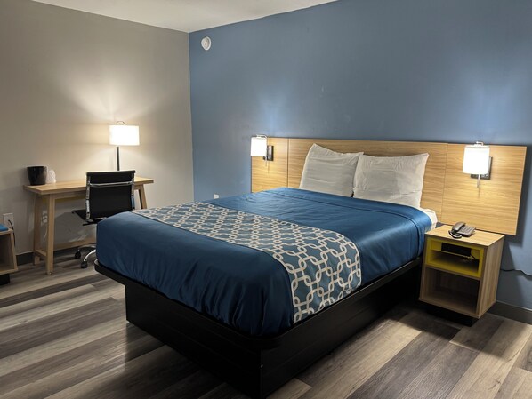 Zimmer, 1 Queen-Bett, Nichtraucher | Schreibtisch, Verdunkelungsvorhänge, kostenloses WLAN, Bettwäsche