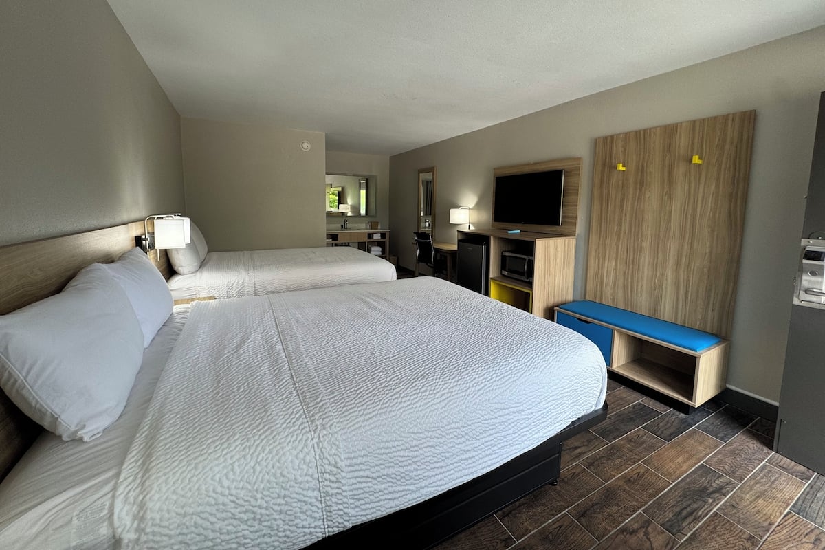 Chambre, 2 grands lits, non-fumeurs | 1 chambre, bureau, rideaux occultants, Wi-Fi gratuit