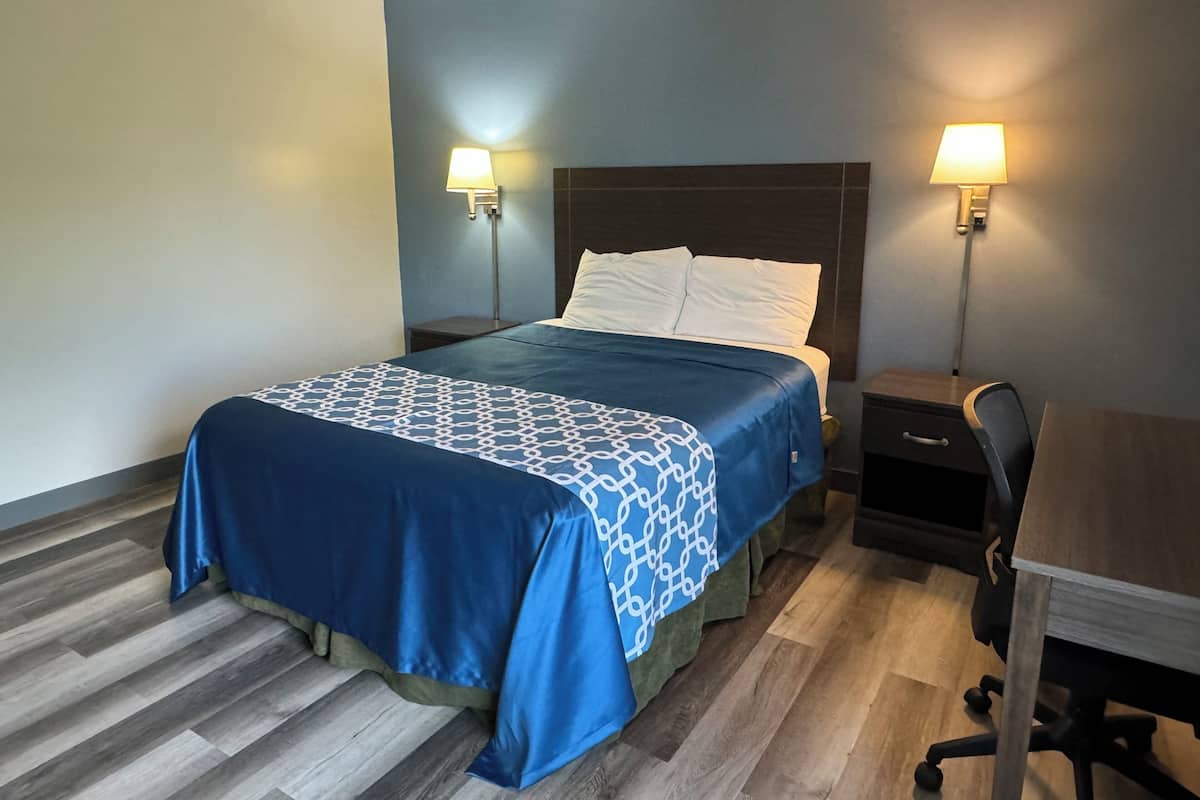 Escritorio, cortinas opacas, wifi gratis y ropa de cama