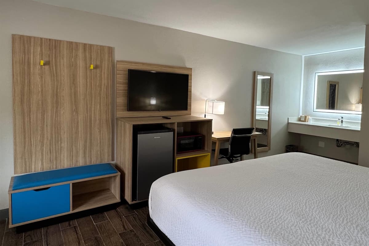 1 bedroom, desk, blackout curtains, free WiFi