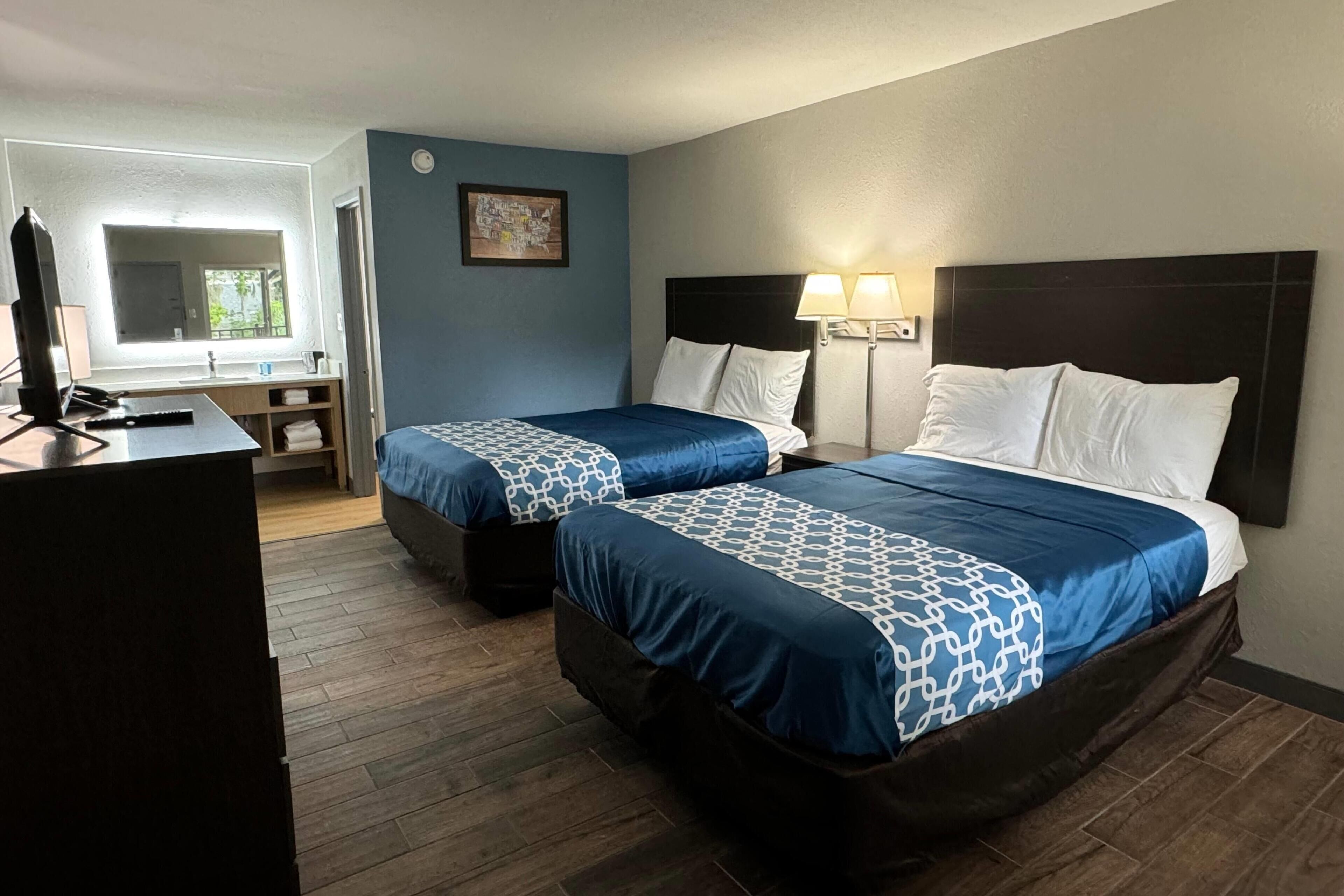 Quarto, 2 camas Queen, para não fumantes | Escrivaninha, cortinas blackout, Wi-Fi de cortesia, roupa de cama
