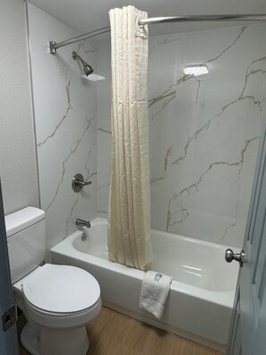 Bañera con ducha, artículos de tocador gratuitos, toallas