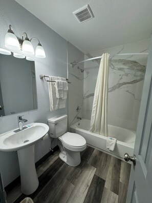 Bañera con ducha, artículos de tocador gratuitos, toallas