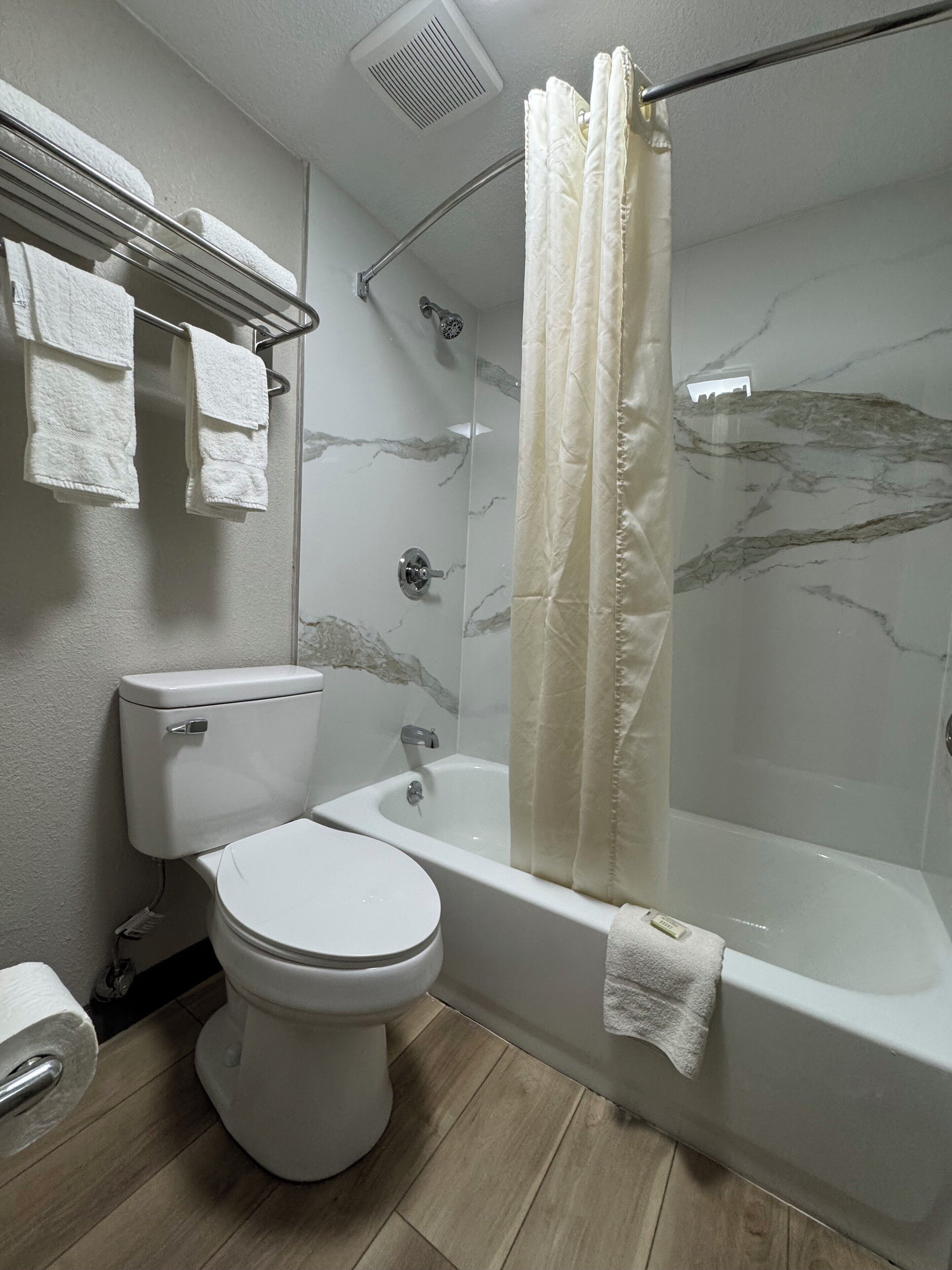 Combined shower/bathtub, free toiletries, towels