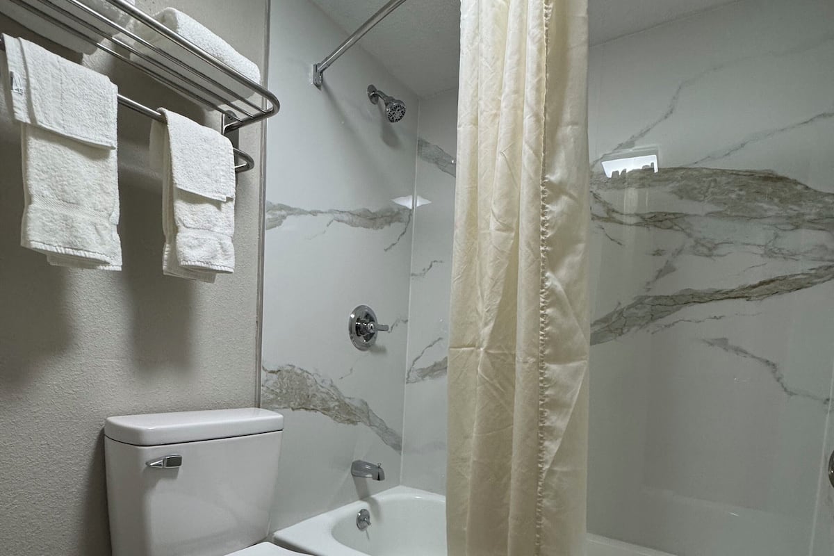 Ensemble douche/baignoire, articles de toilette gratuits