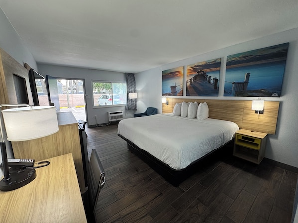 Room, 1 King Bed, Non Smoking | Desk, blackout curtains, free WiFi, bed sheets