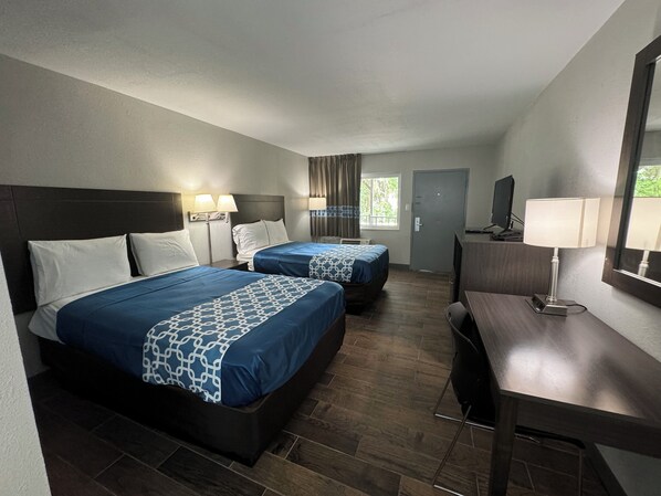 Escritorio, cortinas blackout, wifi gratis y ropa de cama 